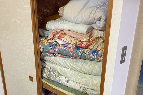 室内に立てかけられたマットレス