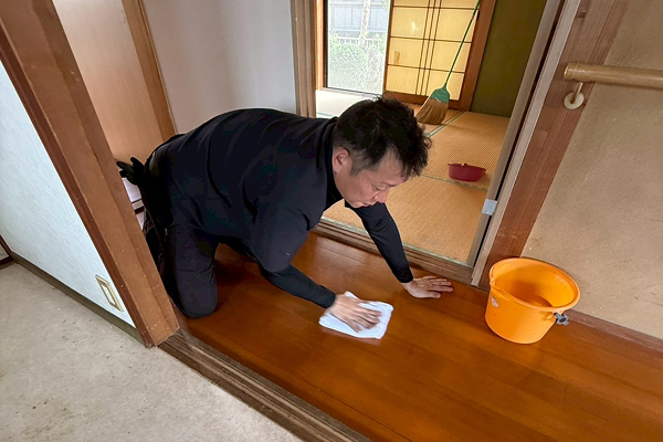 掃除道具を持つ日本人女性